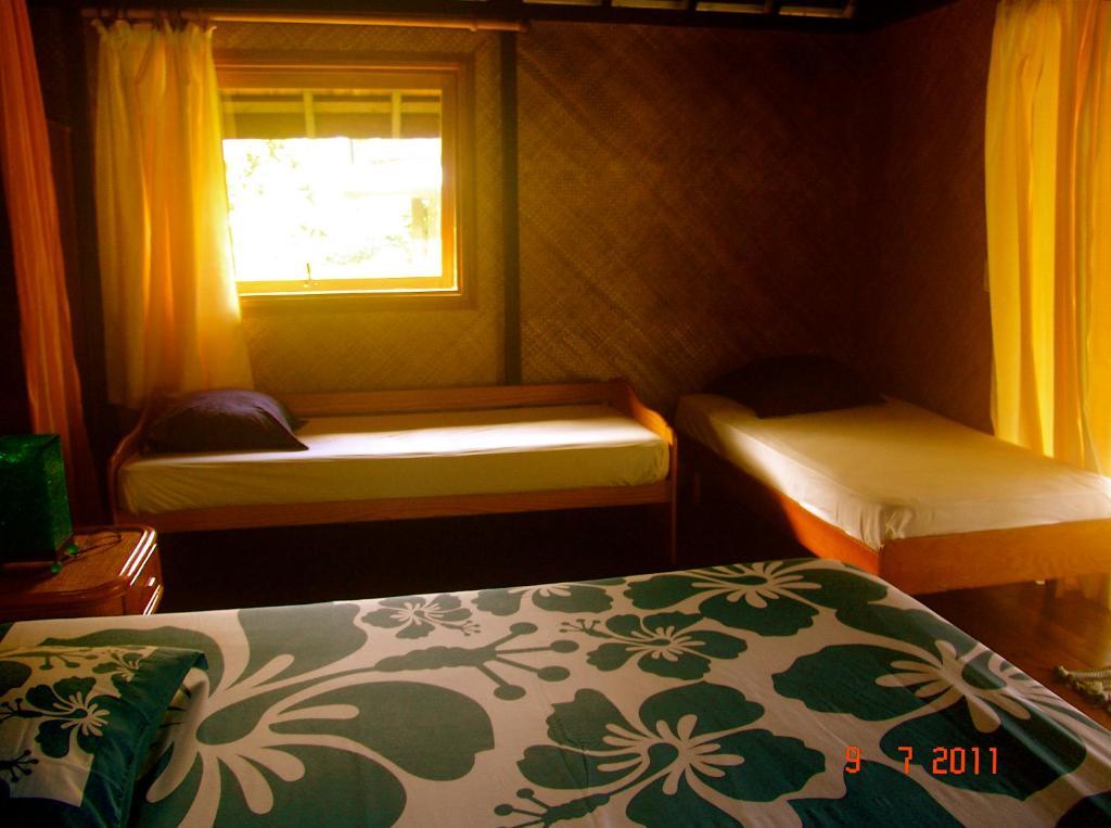 Tauhanihani Village Lodge La Vague Bleue Teahupoo Rum bild