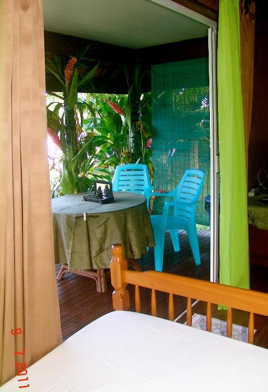 Tauhanihani Village Lodge La Vague Bleue Teahupoo Rum bild